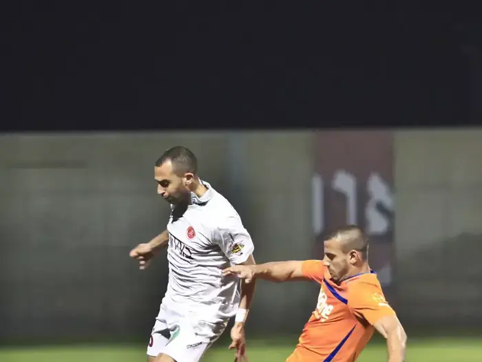 שחקן הפועל תל אביב עומר דמארי מול שחקן הפועל ראשון לציון גל מאיו (מגד גוזני) שחקן הפועל תל אביב עומר דמארי מול שחקן הפועל ראשון לציון גל מאיו (מגד גוזני)