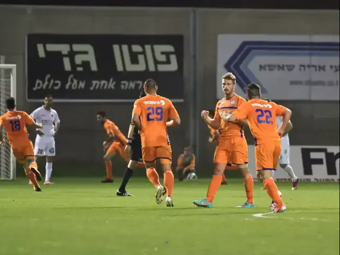 שחקני הפועל ראשון לציון חוגגים (מגד גוזני) שחקני הפועל ראשון לציון חוגגים (מגד גוזני)