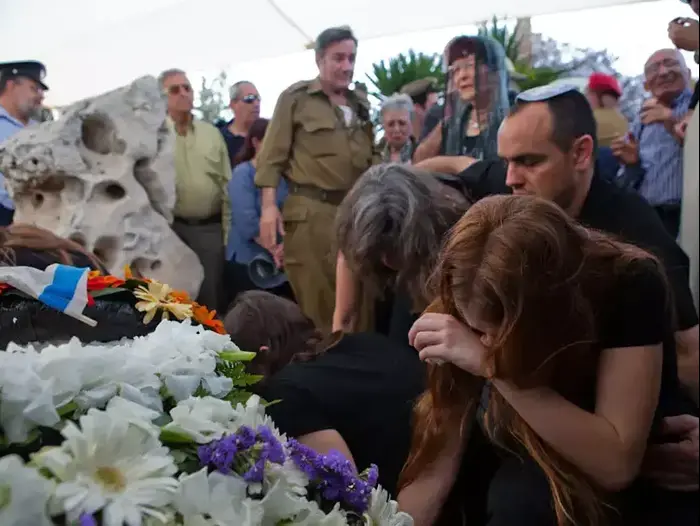 הלוייתו של נועם רון (דרור עינב) הלוייתו של נועם רון (דרור עינב)