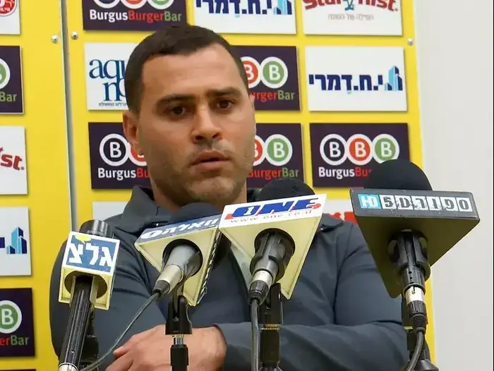 טל בנין במסיבת העיתונאים של ההודעה על סיום תפקידו במכבי נתניה (דרור פיקלני) טל בנין במסיבת העיתונאים של ההודעה על סיום תפקידו במכבי נתניה (דרור פיקלני)