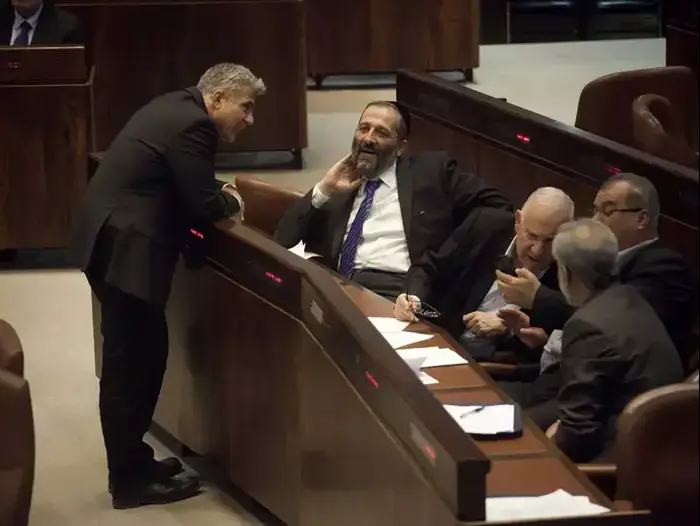 אריה דרעי ויאיר לפיד במליאת הכנסת ביום השבעת הממשלה, מרץ 2013 (טלי מאייר )