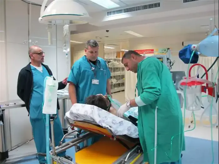 פצוע סורי שהגיע לרמב"ם מהקרבות בסוריה, מרץ 2013 (יח"צ , בית החולים רמב"ם) פצוע סורי שהגיע לרמב"ם מהקרבות בסוריה, מרץ 2013 (יח"צ , בית החולים רמב"ם)
