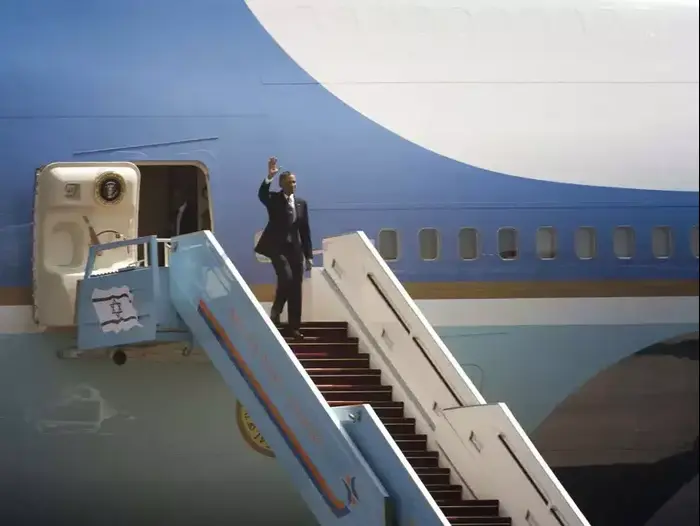אובמה מנופף לשלום מהמטוס, מרץ 2013 (טלי מאייר ) אובמה מנופף לשלום מהמטוס, מרץ 2013 (טלי מאייר )