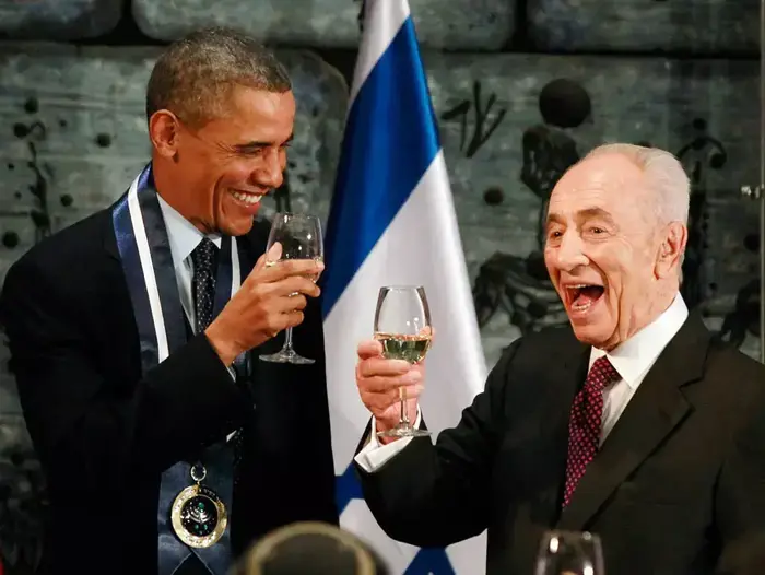 אובמה ופרס מרימים כוסית בארוחת הערב החגיגית (רויטרס) אובמה ופרס מרימים כוסית בארוחת הערב החגיגית (רויטרס)