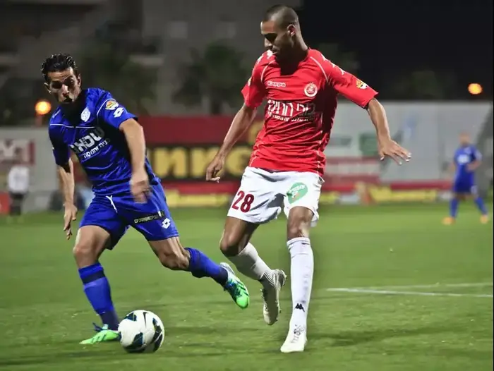 רמזי ספורי שחקן הפועל תל אביב מול קובי מוסא שחקן עירוני רמת השרון (מגד גוזני) רמזי ספורי שחקן הפועל תל אביב מול קובי מוסא שחקן עירוני רמת השרון (מגד גוזני)