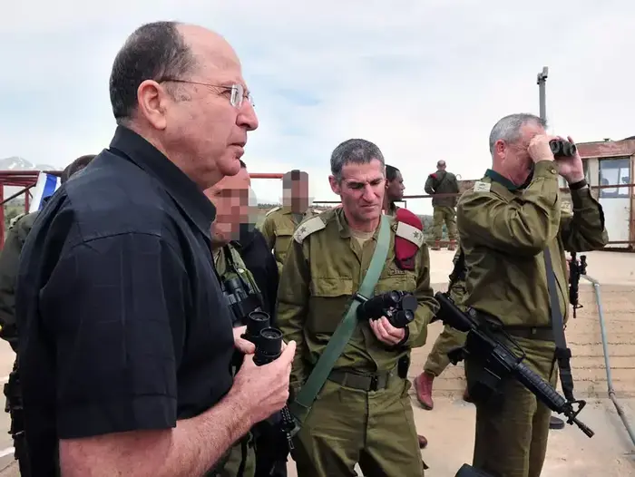 שר הביטחון בוגי יעלון בסיור ברמת הגולן, פיקוד צפון, אפריל 2013 (משרד הביטחון) שר הביטחון בוגי יעלון בסיור ברמת הגולן, פיקוד צפון, אפריל 2013 (משרד הביטחון)