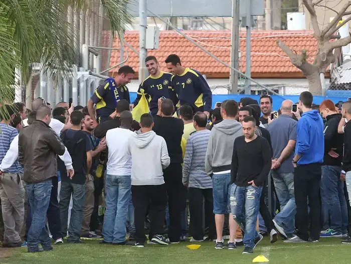 אוהדי מכבי תל אביב מרימים על הכפיים את ערן זהבי, מונס דאבור, ראדה פריצה (קובי אליהו) אוהדי מכבי תל אביב מרימים על הכפיים את ערן זהבי, מונס דאבור, ראדה פריצה (קובי אליהו)