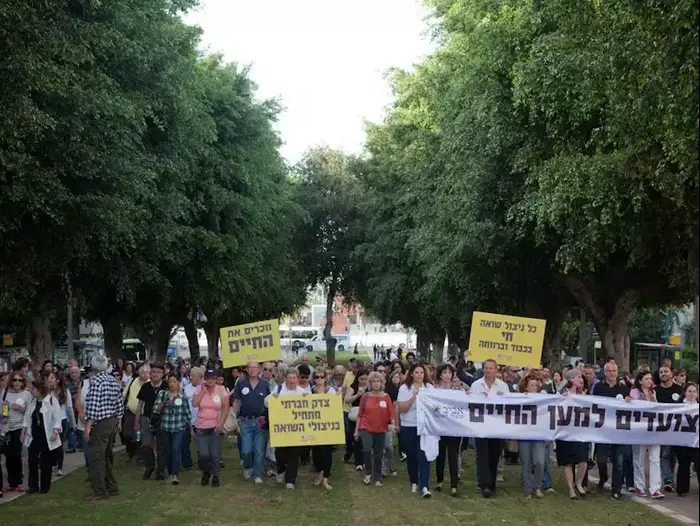 צעדת ניצולי השואה בשדרות רוטשילד, אפריל 2013 (דרור עינב) צעדת ניצולי השואה בשדרות רוטשילד, אפריל 2013 (דרור עינב)