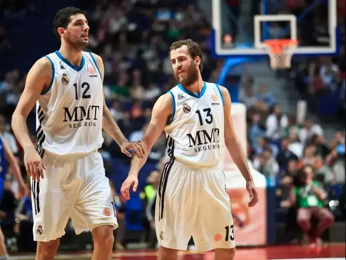 שחקני ריאל מדריד ניקולה מירוטיץ', סרחיו רודריגס (מגד גוזני) שחקני ריאל מדריד ניקולה מירוטיץ', סרחיו רודריגס (מגד גוזני)