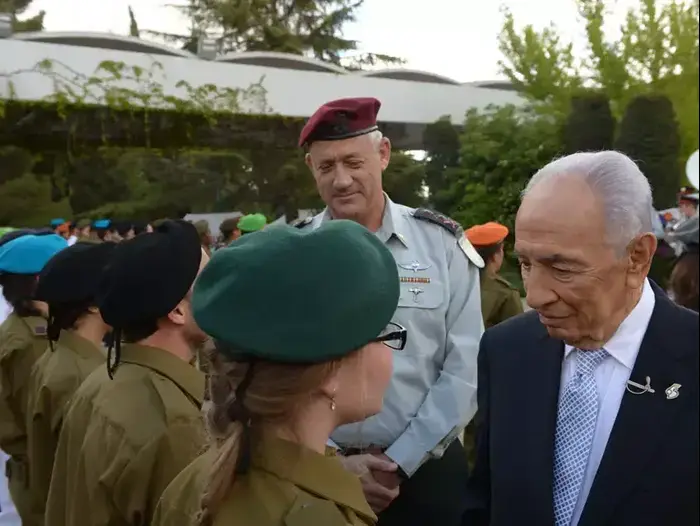 נשיא המדינה שמעון פרס באירוע שרים עצמאות, אפריל 2013 (יח"צ , דוברות בית הנשיא) נשיא המדינה שמעון פרס באירוע שרים עצמאות, אפריל 2013 (יח"צ , דוברות בית הנשיא)