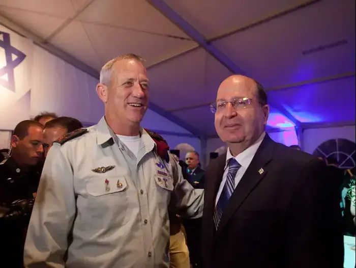 שר הביטחון משה יעלון והרמטכ"ל בני גנץ בקבלת הפנים המסורתית של שר הביטחון לרגל יום העצמאות, אפריל 2013 (דרור עינב)