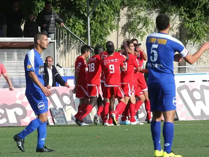 שחקני הפועל רעננה חוגגים (קובי אליהו) שחקני הפועל רעננה חוגגים (קובי אליהו)