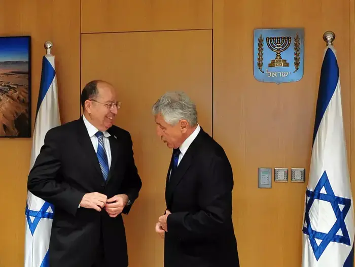 מזכיר ההגנה האמריקני צ'אק הייגל ושר הביטחון בוגי יעלון, אפריל 2014 (משרד הביטחון , אריאל חרמוני) מזכיר ההגנה האמריקני צ'אק הייגל ושר הביטחון בוגי יעלון, אפריל 2014 (משרד הביטחון , אריאל חרמוני)