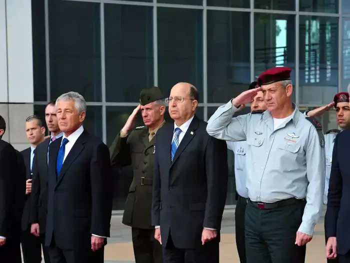 שר הביטחון, משה (בוגי) יעלון, והרמטכ"ל בני גנץ עם שר ההגנה האמריקאי, צ'אק הייגל, אפריל 2013 (משרד הביטחון , צילום: אריאל חרמוני) שר הביטחון, משה (בוגי) יעלון, והרמטכ"ל בני גנץ עם שר ההגנה האמריקאי, צ'אק הייגל, אפריל 2013 (משרד הביטחון , צילום: אריאל חרמוני)