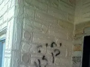 כתובות נאצה וצלבים רוססו על בית כנסת בקריית מלאכי (רמי שני) כתובות נאצה וצלבים רוססו על בית כנסת בקריית מלאכי (רמי שני)