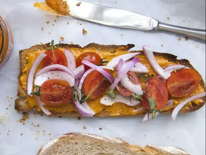 מנות ברוטב פלפלים לחם ארז (נמרוד סונדרס) מנות ברוטב פלפלים לחם ארז (נמרוד סונדרס)