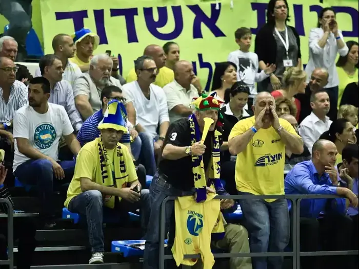 אוהדי מכבי אשדוד (מגד גוזני) אוהדי מכבי אשדוד (מגד גוזני)