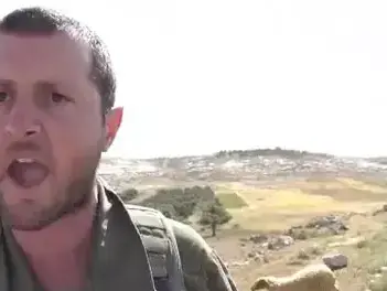 חייל איים על צלם תעאיוש דרומית לחברון (צילום מסך) חייל איים על צלם תעאיוש דרומית לחברון (צילום מסך)