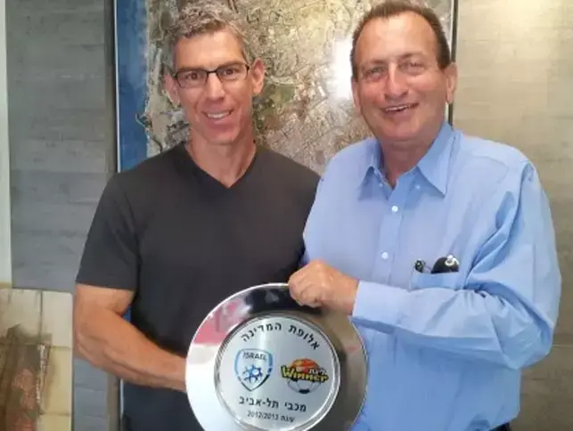 ראש עיריית תל אביב רון חולדאי בעלי מכבי מיטש גולדהאר (אתר רשמי , מכבי תל אביב) ראש עיריית תל אביב רון חולדאי בעלי מכבי מיטש גולדהאר (אתר רשמי , מכבי תל אביב)
