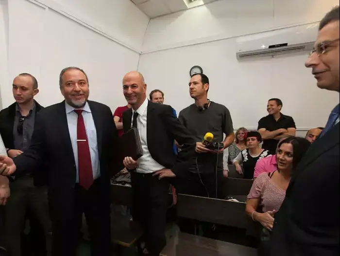 דני אילון בדרך להעיד נגד ליברמן, אפריל 2013 (יח"צ , אוהד צויגנברג,) דני אילון בדרך להעיד נגד ליברמן, אפריל 2013 (יח"צ , אוהד צויגנברג,)