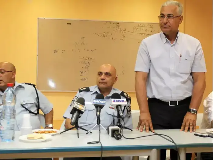 ראש עיריית סכנין מאזן גנאים לצד אנשי פיקוד צפון (אדריאן הרבשטיין) ראש עיריית סכנין מאזן גנאים לצד אנשי פיקוד צפון (אדריאן הרבשטיין)
