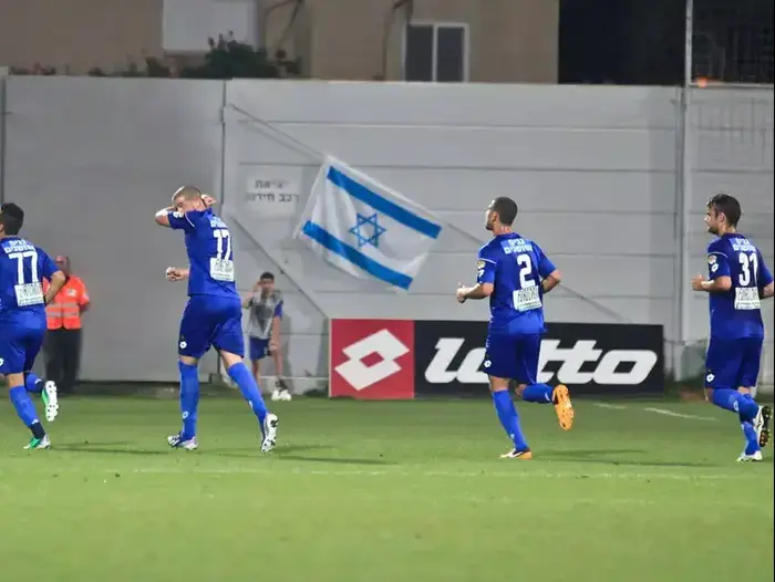 שחקני עירוני רמת השרון חוגגים מול מכבי חיפה (מגד גוזני) שחקני עירוני רמת השרון חוגגים מול מכבי חיפה (מגד גוזני)