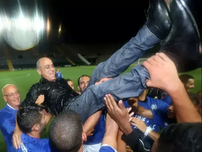 משה סיני מונף על ידי שחקני מכבי פתח תקוה (קובי אליהו) משה סיני מונף על ידי שחקני מכבי פתח תקוה (קובי אליהו)
