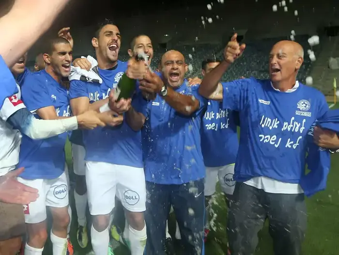 שחקני מכבי פתח תקוה חוגגים עלייה (קובי אליהו) שחקני מכבי פתח תקוה חוגגים עלייה (קובי אליהו)