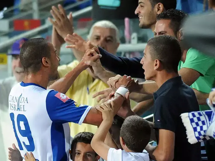 שמעון אבוחצירא שחקן עירוני קרית שמונה חוגג עם האוהדים בגמר הגביע (ברני ארדוב) שמעון אבוחצירא שחקן עירוני קרית שמונה חוגג עם האוהדים בגמר הגביע (ברני ארדוב)