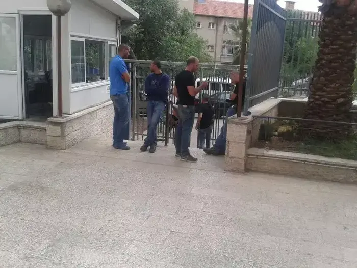 המשטרה פשטה על ישיבת מרכז הרב בירושלים כדי לעצור חשודים בתקיפת שוטרים, 13 מאי 2013 (יח"צ , יצחק למפרט, סוכנות תצפית) המשטרה פשטה על ישיבת מרכז הרב בירושלים כדי לעצור חשודים בתקיפת שוטרים, 13 מאי 2013 (יח"צ , יצחק למפרט, סוכנות תצפית)