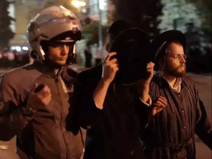 עימותים בין חרדים לשוטרים בהפגנה נגד גיוס לצה"ל בירושלים (טלי מאייר ) עימותים בין חרדים לשוטרים בהפגנה נגד גיוס לצה"ל בירושלים (טלי מאייר )