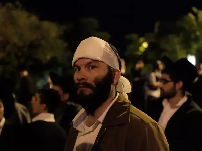 מפגין שנפצע בהפגנת חרדים נגד הגיוס לצה"ל בירושלים, 16 במאי 2013 (טלי מאייר ) מפגין שנפצע בהפגנת חרדים נגד הגיוס לצה"ל בירושלים, 16 במאי 2013 (טלי מאייר )