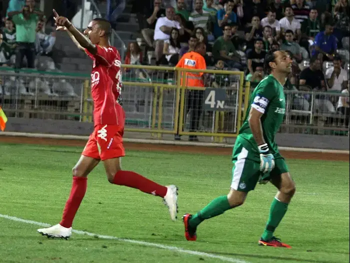רמזי ספורי שחקן הפועל תל אביב מכניע את ניר דוידוביץ' (אדריאן הרבשטיין) רמזי ספורי שחקן הפועל תל אביב מכניע את ניר דוידוביץ' (אדריאן הרבשטיין)