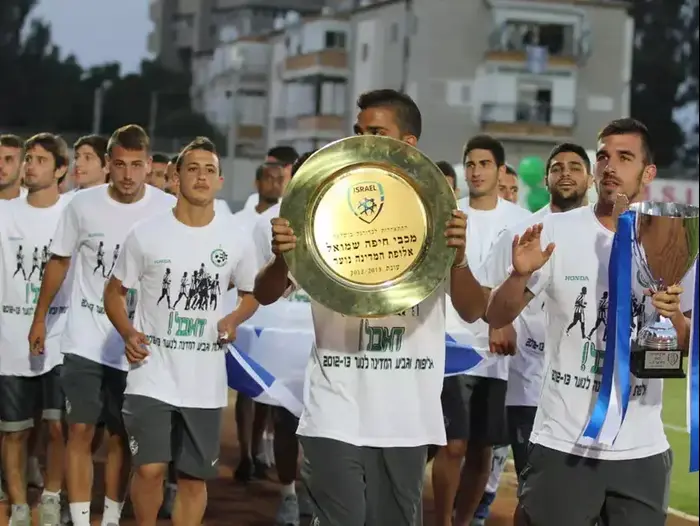רון שושן שוער הנוער של מכבי חיפה עם הגביע, שובל גוזלן עם צלחת האליפות (אדריאן הרבשטיין) רון שושן שוער הנוער של מכבי חיפה עם הגביע, שובל גוזלן עם צלחת האליפות (אדריאן הרבשטיין)