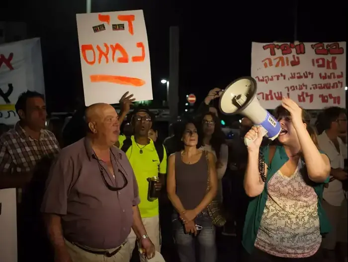 דפני ליף בהפגנת מחאה חברתית בכיכר הבימה בתל אביב, 18 מאי 2013 (דרור עינב) דפני ליף בהפגנת מחאה חברתית בכיכר הבימה בתל אביב, 18 מאי 2013 (דרור עינב)