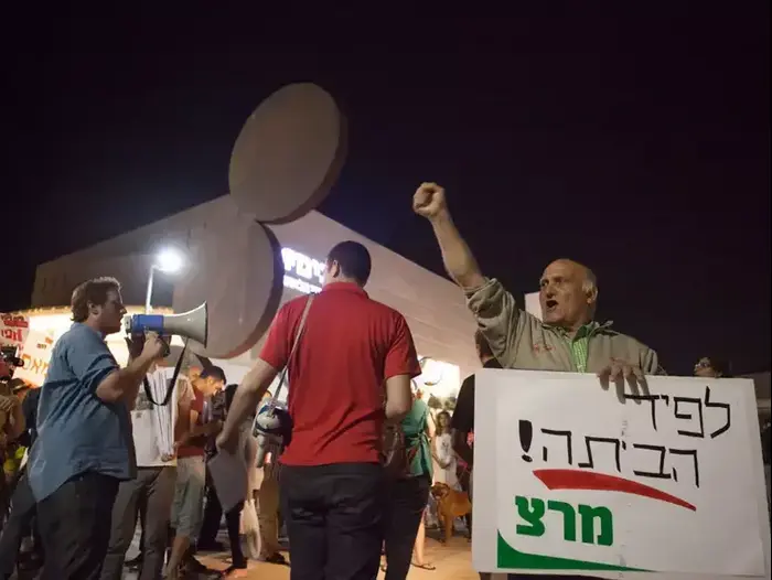 הפגנת מחאה חברתית בכיכר הבימה בתל אביב, 18 מאי 2013 (דרור עינב) הפגנת מחאה חברתית בכיכר הבימה בתל אביב, 18 מאי 2013 (דרור עינב)