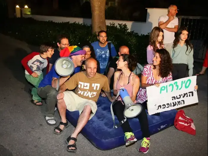 עשרות מפגינים מול בית ראש הממשלה בקיסריה במחאה על הוצאות אחזקת ביתו (שלומי גבאי) עשרות מפגינים מול בית ראש הממשלה בקיסריה במחאה על הוצאות אחזקת ביתו (שלומי גבאי)