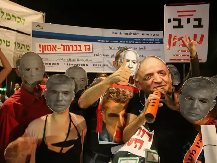 מאות מפגינים סמוך לבית איש העסקים יצחק תשובה בנתניה במחאה על הכוונה לייצא גז (יותם רונן) מאות מפגינים סמוך לבית איש העסקים יצחק תשובה בנתניה במחאה על הכוונה לייצא גז (יותם רונן)