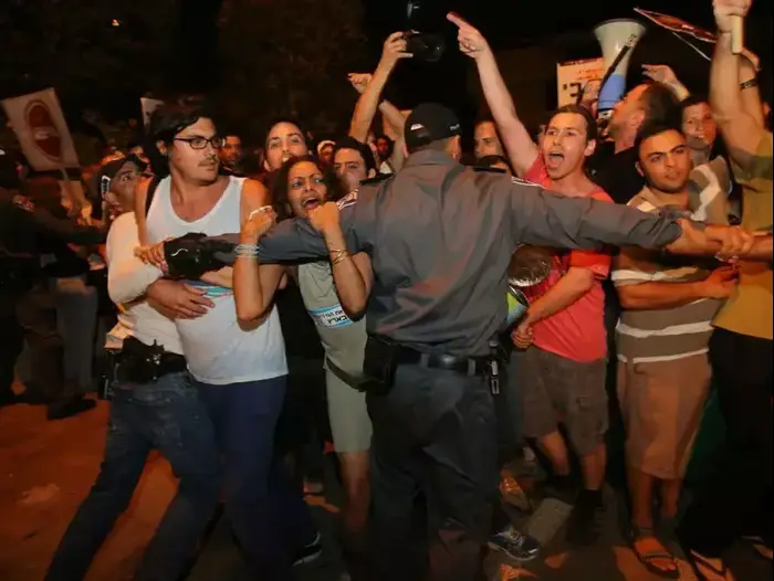 עימותים בהפגנה בנתניה מול בית איש העסקים יצחק תשובה (יותם רונן) עימותים בהפגנה בנתניה מול בית איש העסקים יצחק תשובה (יותם רונן)