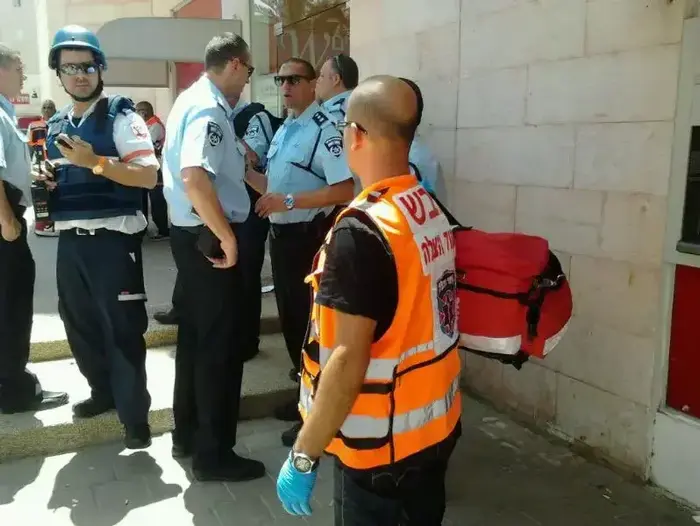 5 הרוגים ופצוע קשה באירוע ירי בבנק הפועלים, ב"ש. מאי 2013 (חדשות 24) 5 הרוגים ופצוע קשה באירוע ירי בבנק הפועלים, ב"ש. מאי 2013 (חדשות 24)