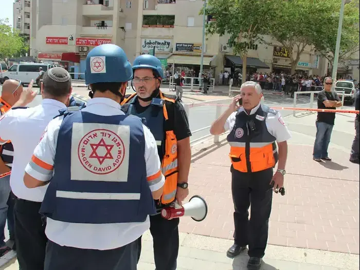 כוחות מד"א סייעו לחלץ, טיפלו ופינו את הנפגעים באירוע הירי בבנק הפועלים בבאר שבע. מאי 2013 (מד"א) כוחות מד"א סייעו לחלץ, טיפלו ופינו את הנפגעים באירוע הירי בבנק הפועלים בבאר שבע. מאי 2013 (מד"א)