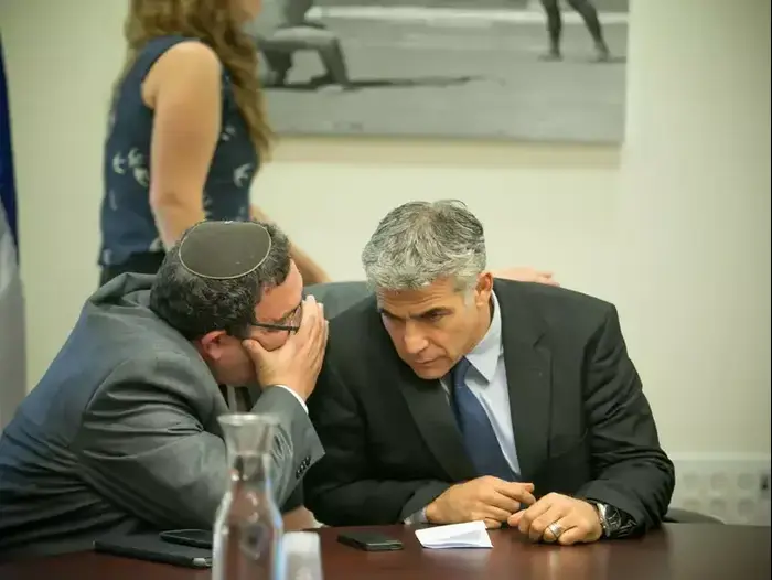ישיבת סיעה, מפלגת יש עתיד. מאי 2013 (נועם מושקוביץ) ישיבת סיעה, מפלגת יש עתיד. מאי 2013 (נועם מושקוביץ)