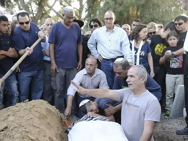 הלווייתו של אבנר כהן, מנהל סניף בנק הפועלים שנרצח באירוע הירי בבאר שבע (דייב בוימוביץ') הלווייתו של אבנר כהן, מנהל סניף בנק הפועלים שנרצח באירוע הירי בבאר שבע (דייב בוימוביץ')
