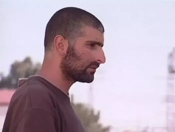 תיעוד: איתמר אלון משחזר את אירוע לכידת המחבל ב-2002 (צילום מסך) תיעוד: איתמר אלון משחזר את אירוע לכידת המחבל ב-2002 (צילום מסך)