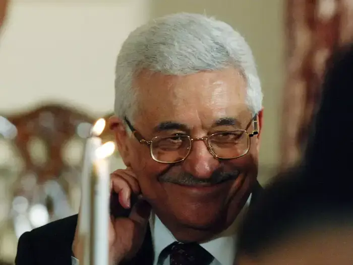 יו"ר הרשות הפלסטינית מחמוד עבאס (אבו מאזן) בארוחת ערב במשרד החוץ האמריקאי, נובמבר 2007 (GettyImages) יו"ר הרשות הפלסטינית מחמוד עבאס (אבו מאזן) בארוחת ערב במשרד החוץ האמריקאי, נובמבר 2007 (GettyImages)