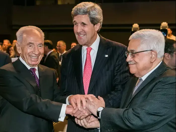 נשיא המדינה שמעון פרס, יו"ר הראשות הפלסטינית אבו מאזן ומזכיר ההגנה של ארה"ב ג'ון קרי בוועידה הכלכלית בירדן, מאי 2013 (יח"צ , Benedikt von Loebell) נשיא המדינה שמעון פרס, יו"ר הראשות הפלסטינית אבו מאזן ומזכיר ההגנה של ארה"ב ג'ון קרי בוועידה הכלכלית בירדן, מאי 2013 (יח"צ , Benedikt von Loebell)