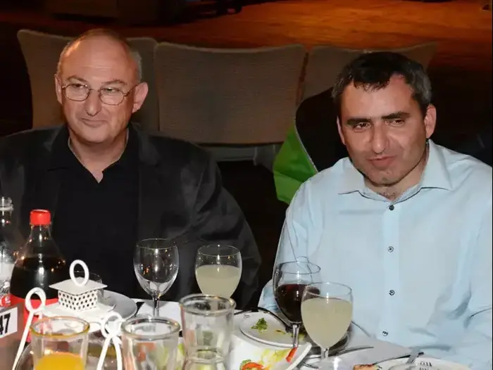 זאב אלקין ואריה אלדד בחתונתה של ציפי חוטובלי. מאי 2013 (ניב אהרונסון) זאב אלקין ואריה אלדד בחתונתה של ציפי חוטובלי. מאי 2013 (ניב אהרונסון)