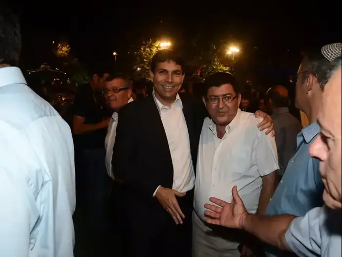 גדעון לוי ו קת'רין אורמסטד בחתונה של ציפי חוטובלי ואור אלון. מאי 2013 (ניב אהרונסון) גדעון לוי ו קת'רין אורמסטד בחתונה של ציפי חוטובלי ואור אלון. מאי 2013 (ניב אהרונסון)