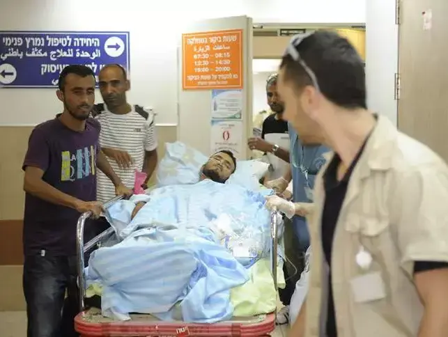 עומר וואליד שנפגע באירוע הדקירה מועבר למחלקת האשפוז בסורוקה, מאי 2013 (דייב בוימוביץ') עומר וואליד שנפגע באירוע הדקירה מועבר למחלקת האשפוז בסורוקה, מאי 2013 (דייב בוימוביץ')