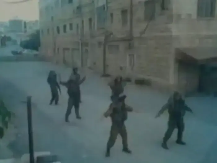 חיילי צה"ל מחטיבת הנח"ל רוקדים בחברון (צילום מסך) חיילי צה"ל מחטיבת הנח"ל רוקדים בחברון (צילום מסך)